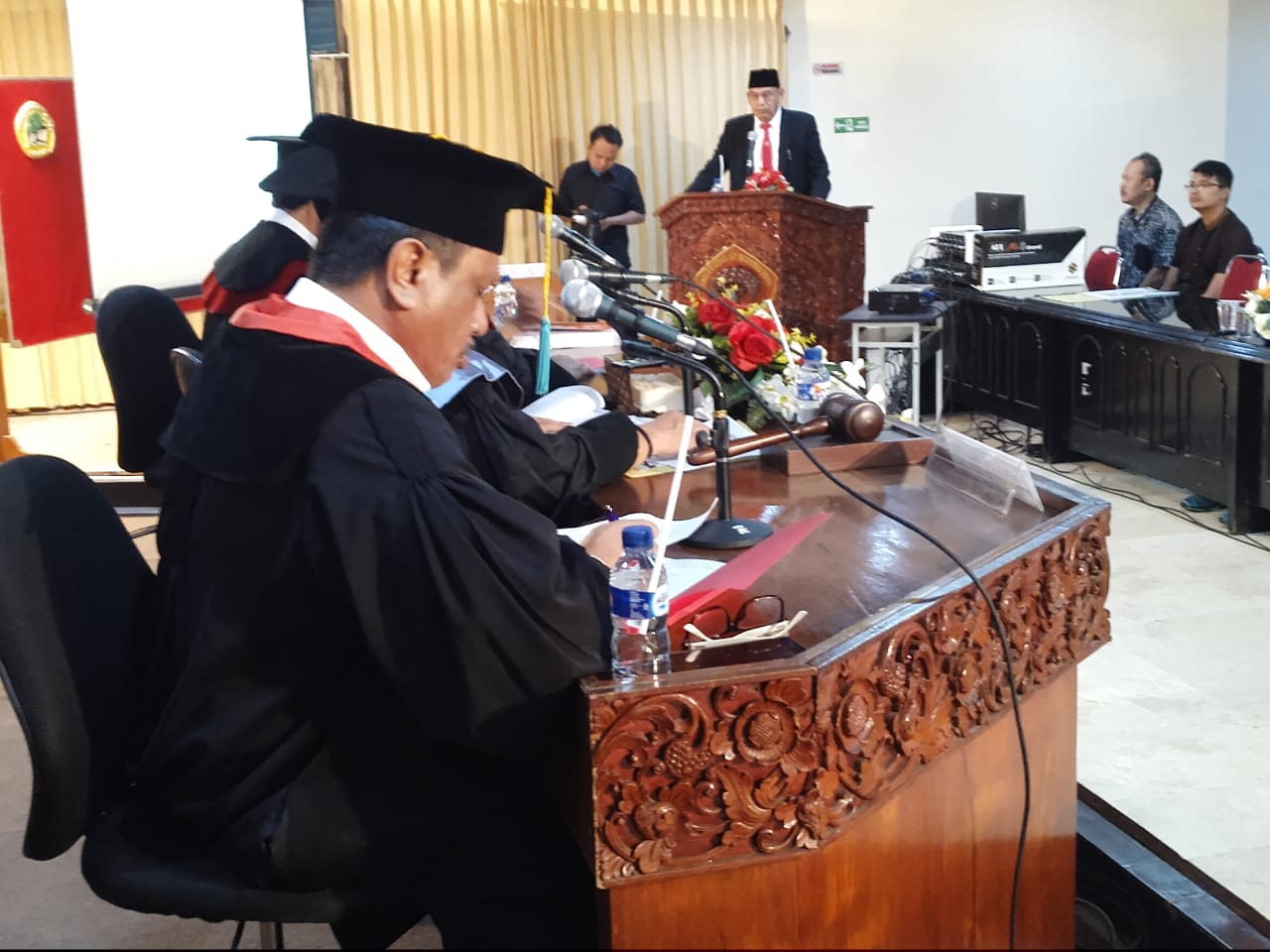 Ketua Mahkamah Konstitusi Republik Indonesia Dan Aplikasi Transkrip Persidangan Menunjang Prinsip Tr